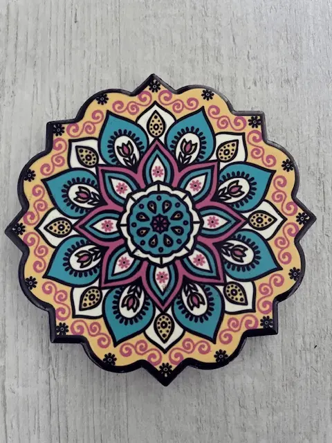 ein ausgemaltes buntes Mandala. Diese können im Atelier losgelöst in Düsseldorf erstellt werden.